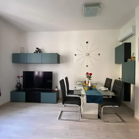 Center - Lovely And Spacious 2bdrm 公寓 *