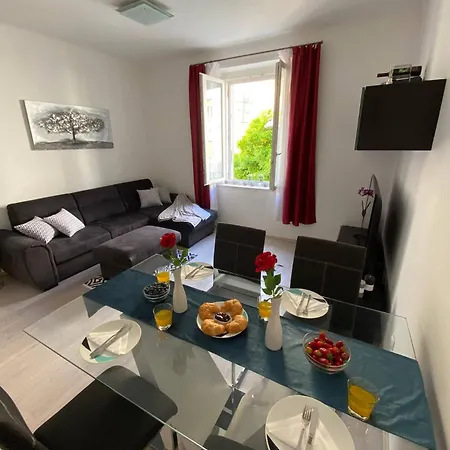 Center - Lovely And Spacious 2bdrm 아파트 스플리트