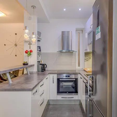 Center - Lovely And Spacious 2bdrm * سبليت