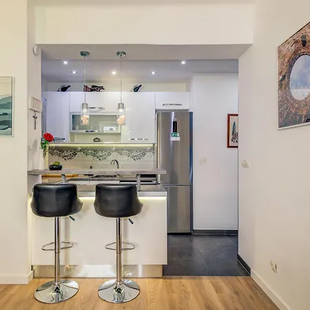 Center - Lovely And Spacious 2bdrm * سبليت