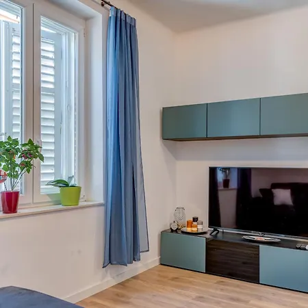 Center - Lovely And Spacious 2bdrm