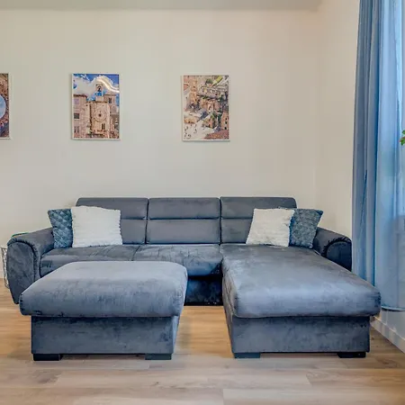 Center - Lovely And Spacious 2bdrm شقة *