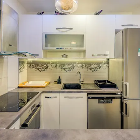Center - Lovely And Spacious 2bdrm *