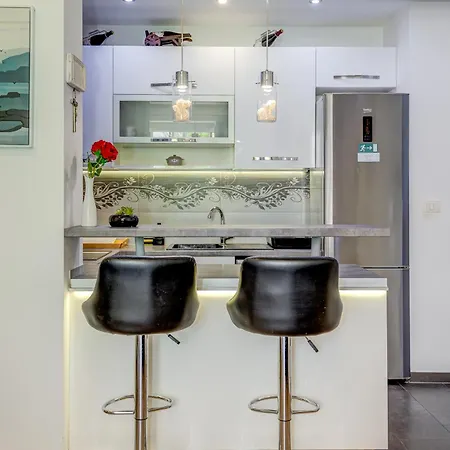 Center - Lovely And Spacious 2bdrm * سبليت