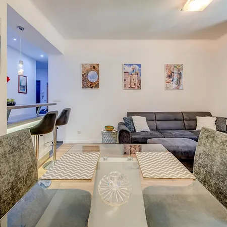 Center - Lovely And Spacious 2bdrm *