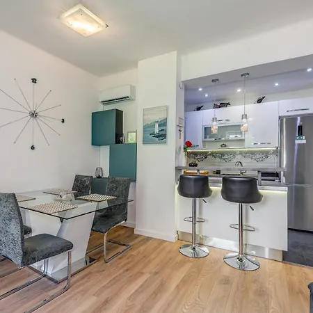 Center - Lovely And Spacious 2bdrm