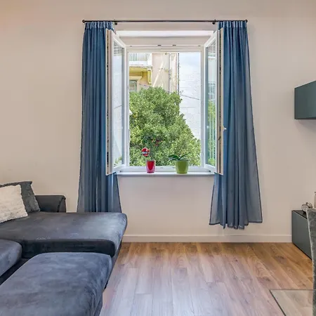 Center - Lovely And Spacious 2bdrm * سبليت