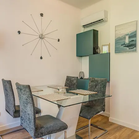 Center - Lovely And Spacious 2bdrm شقة *