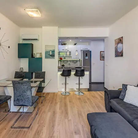 Center - Lovely And Spacious 2bdrm سبليت
