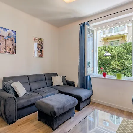 Center - Lovely And Spacious 2bdrm شقة سبليت