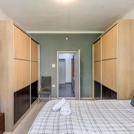 Center - Lovely And Spacious 2bdrm شقة *
