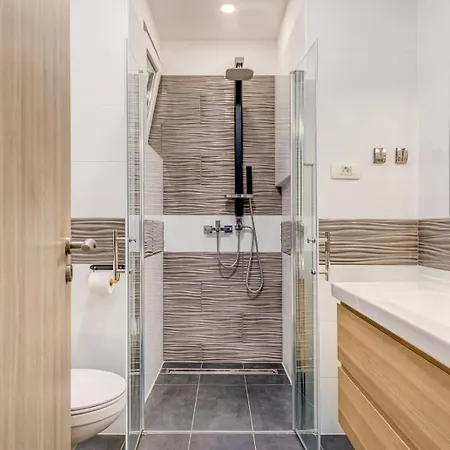 Center - Lovely And Spacious 2bdrm شقة *
