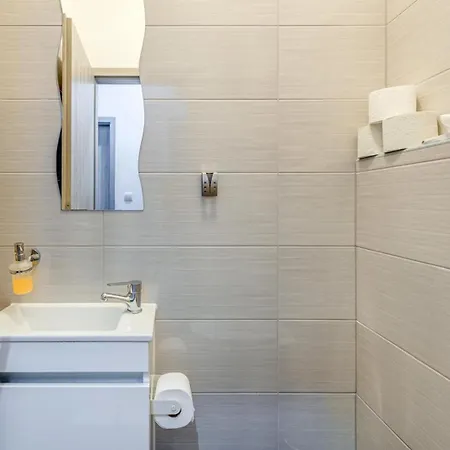 Center - Lovely And Spacious 2bdrm * Split