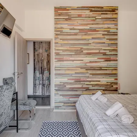 Center - Lovely And Spacious 2bdrm