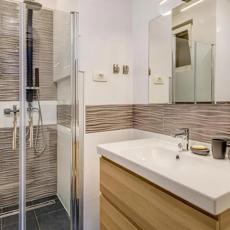 Center - Lovely And Spacious 2bdrm * Split