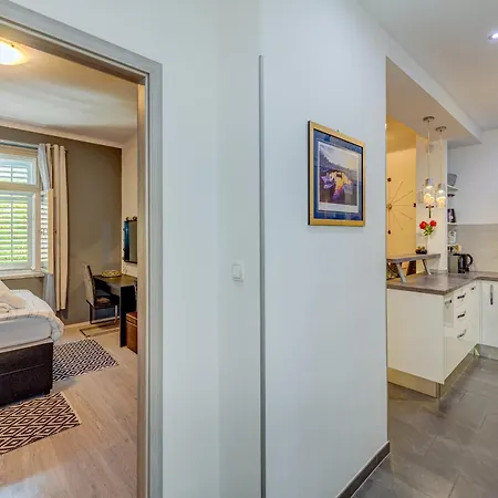 Center - Lovely And Spacious 2bdrm شقة *