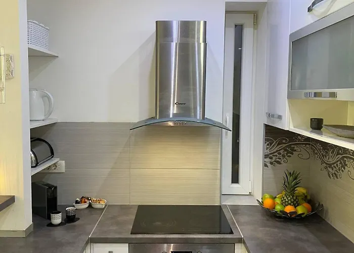 Center - Lovely And Spacious 2bdrm