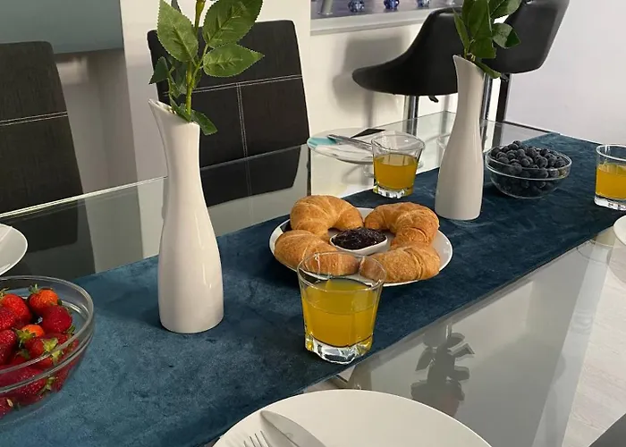 Center - Lovely And Spacious 2bdrm Split