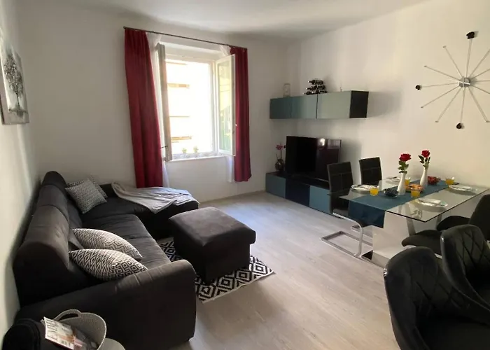 Center - Lovely And Spacious 2bdrm Split