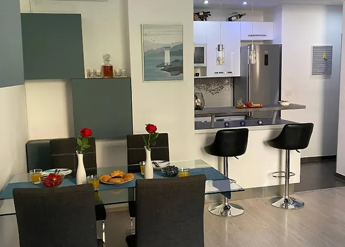 Center - Lovely And Spacious 2bdrm *