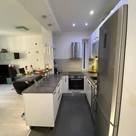 Center - Lovely And Spacious 2bdrm شقة *