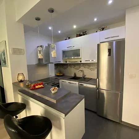 Center - Lovely And Spacious 2bdrm *